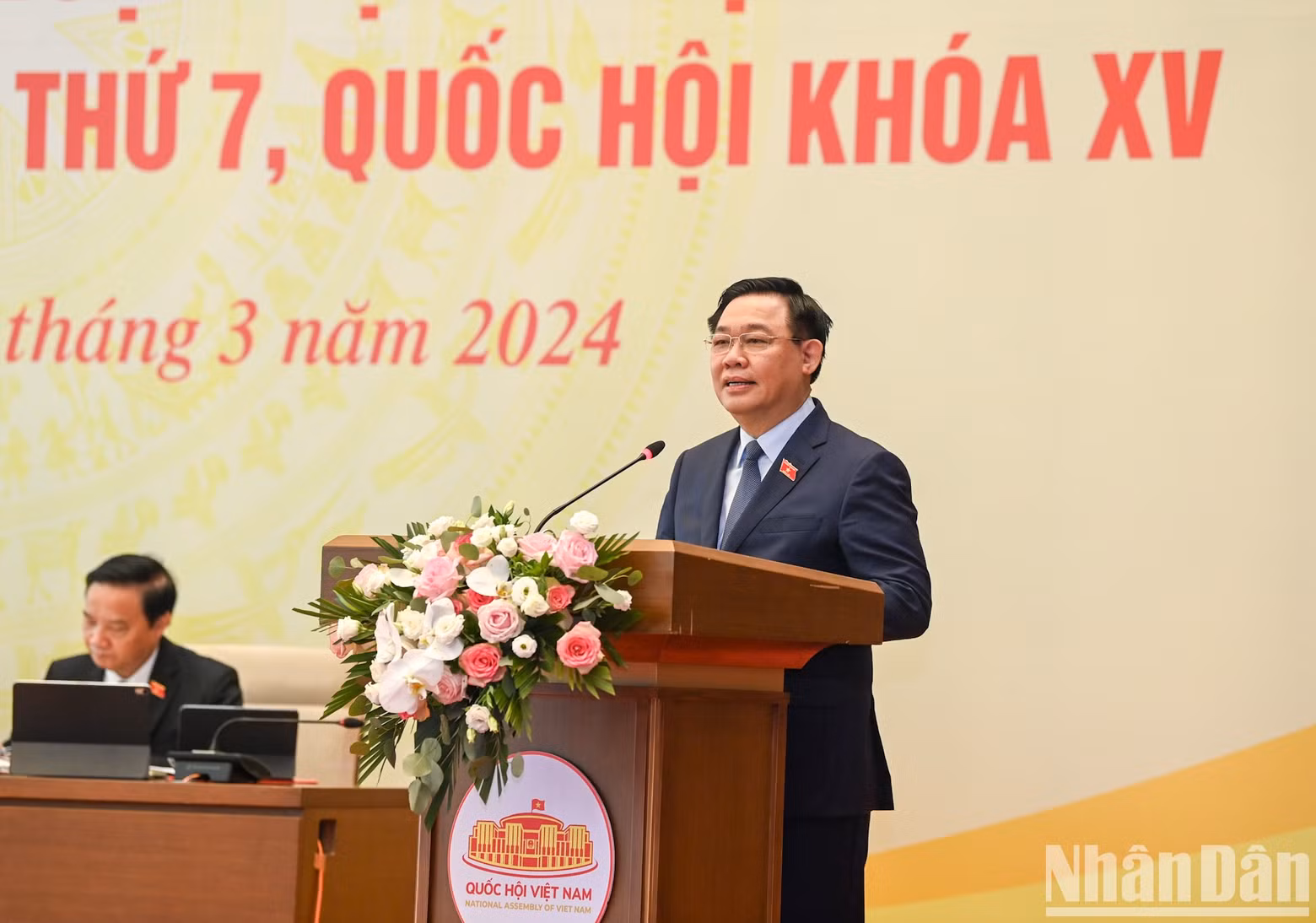 El Presidente de la ANV, Vuong Dinh Hue, pronuncia el discurso de apertura de la conferencia.