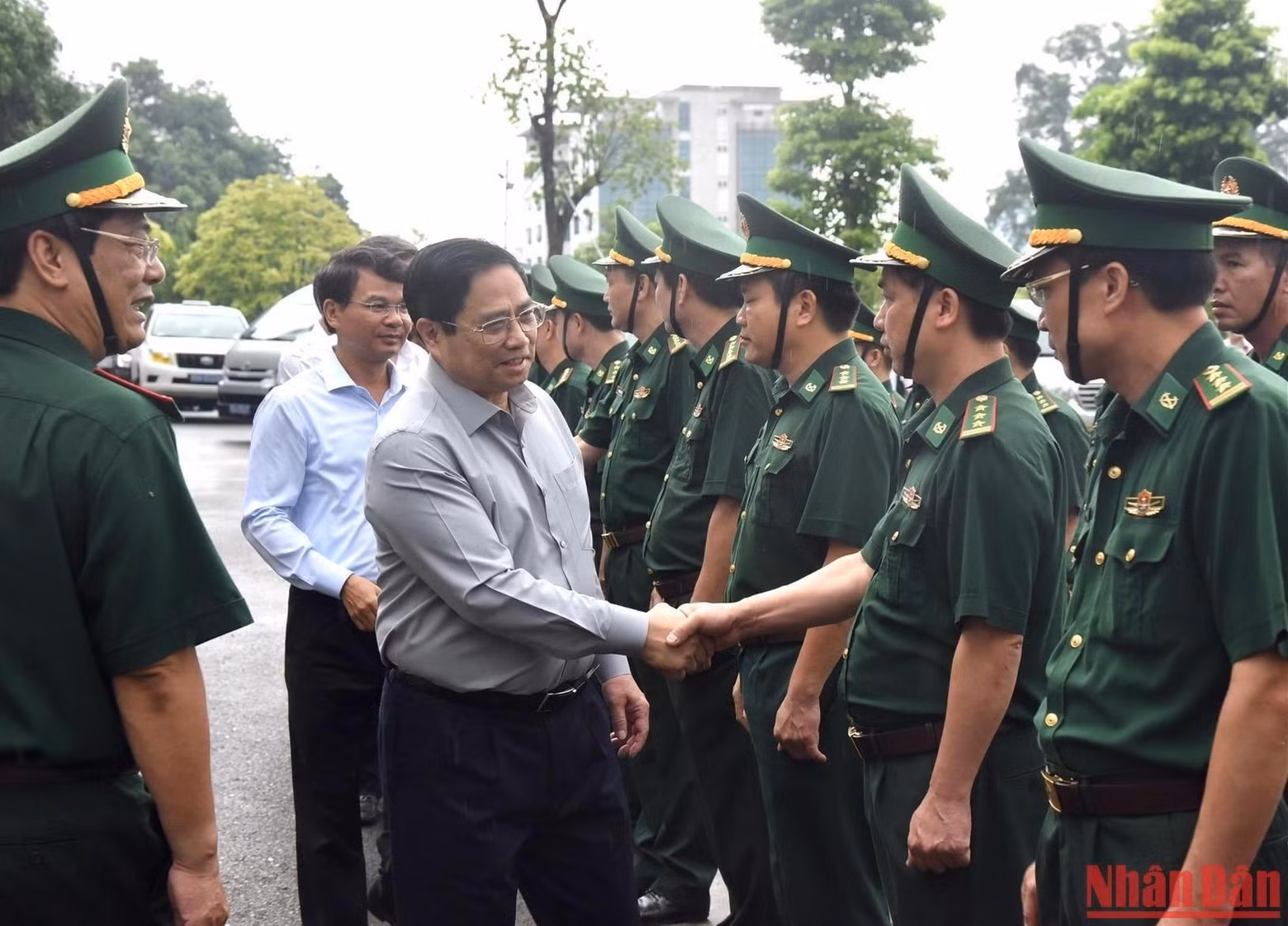 El primer ministro Pham Minh Chinh alienta a los oficiales y soldados de la Guardia Fronteriza de Lao Cai.