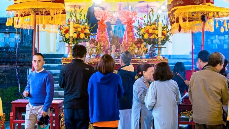 Los participantes, vestidos con túnicas tradicionales y turbantes, rinden homenaje con respeto y devoción.