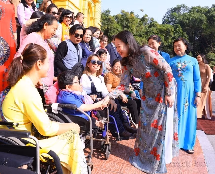 La vicepresidenta Vo Thi Anh Xuan sostuvo un encuentro con una delegación representativa de mujeres discapacitadas con motivo del 92º aniversario del Día de la Mujer Vietnamita, el 20 de octubre. (Fuente: VNA) La vicepresidenta Vo Thi Anh Xuan sostuvo un encuentro con una delegación representativa de mujeres discapacitadas con motivo del 92º aniversario del Día de la Mujer Vietnamita, el 20 de octubre. (Fuente: VNA)
