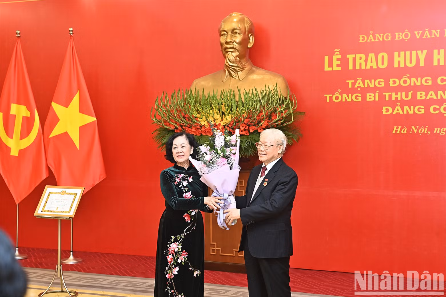 La jefa del Comité de Organización del PCV Truong Thi Mai felicita al máximo dirigente partidista.