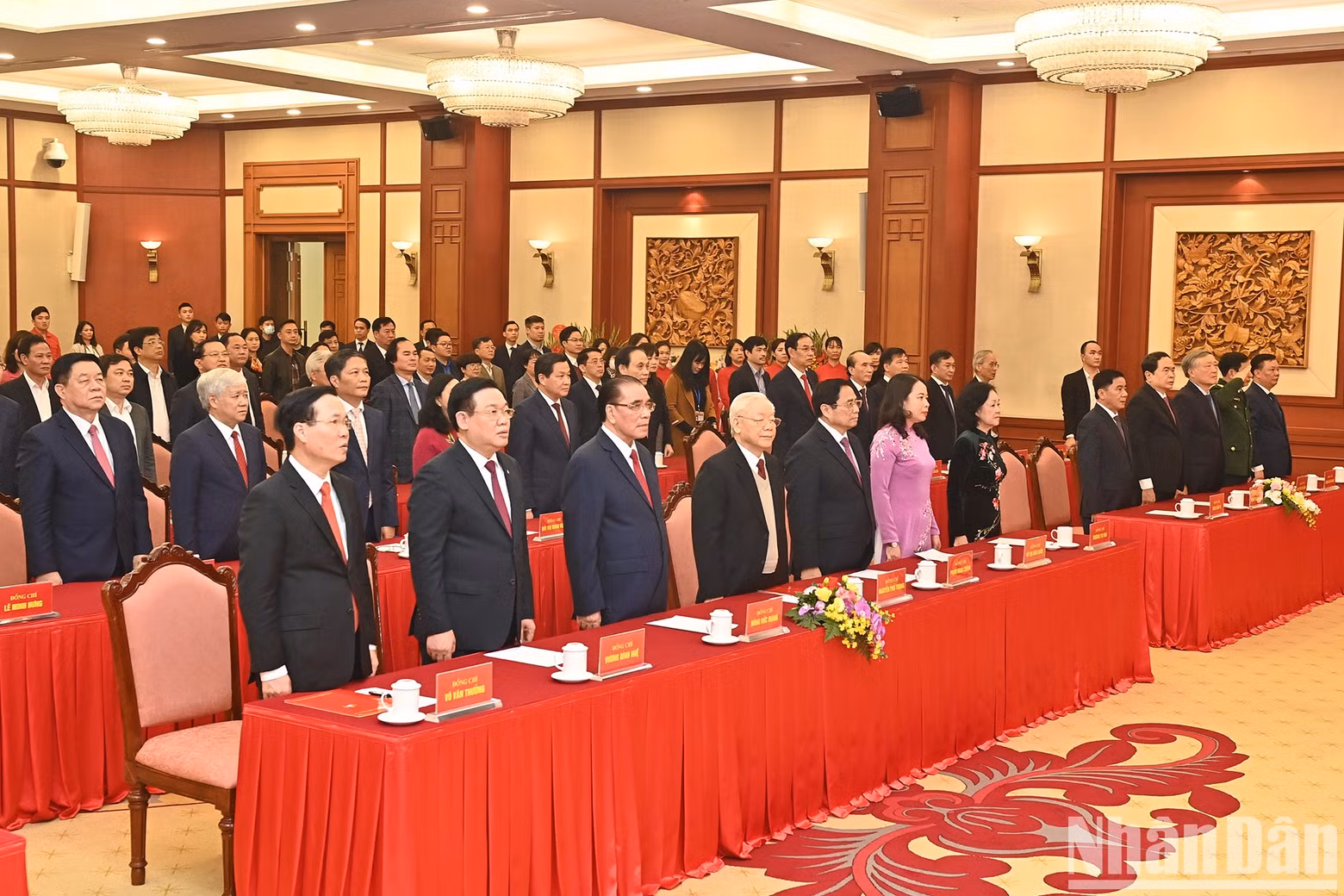 El secretario general del PCV, Nguyen Phu Trong y los dirigentes y exlíderes del Partido y el Estado, saludan a la bandera nacional.
