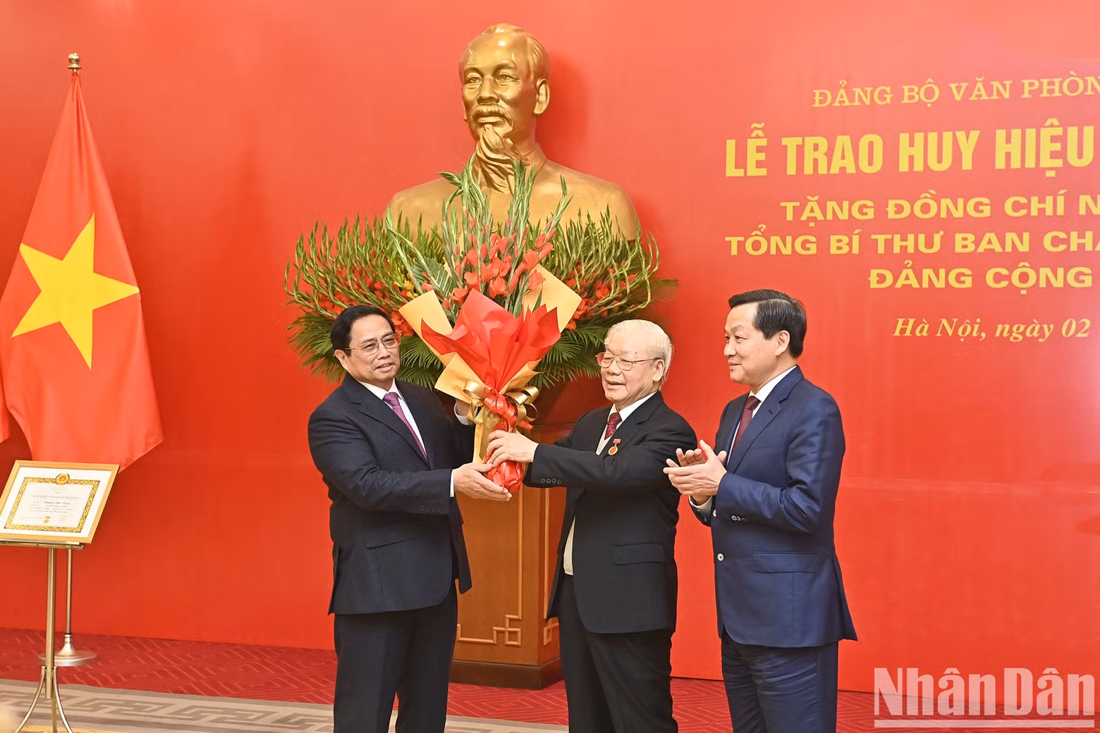 El premier Pham Minh Chinh y el viceprimer ministro Le Minh Khai felicitan a Phu Trong.