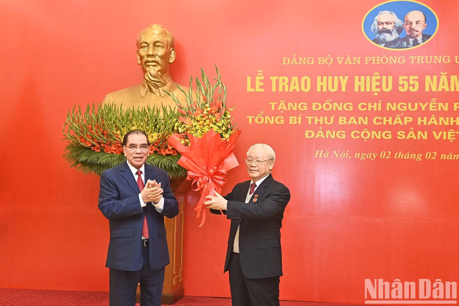 El exsecretario general del PCV, Nong Duc Manh, felicita al máximo dirigente partidista.