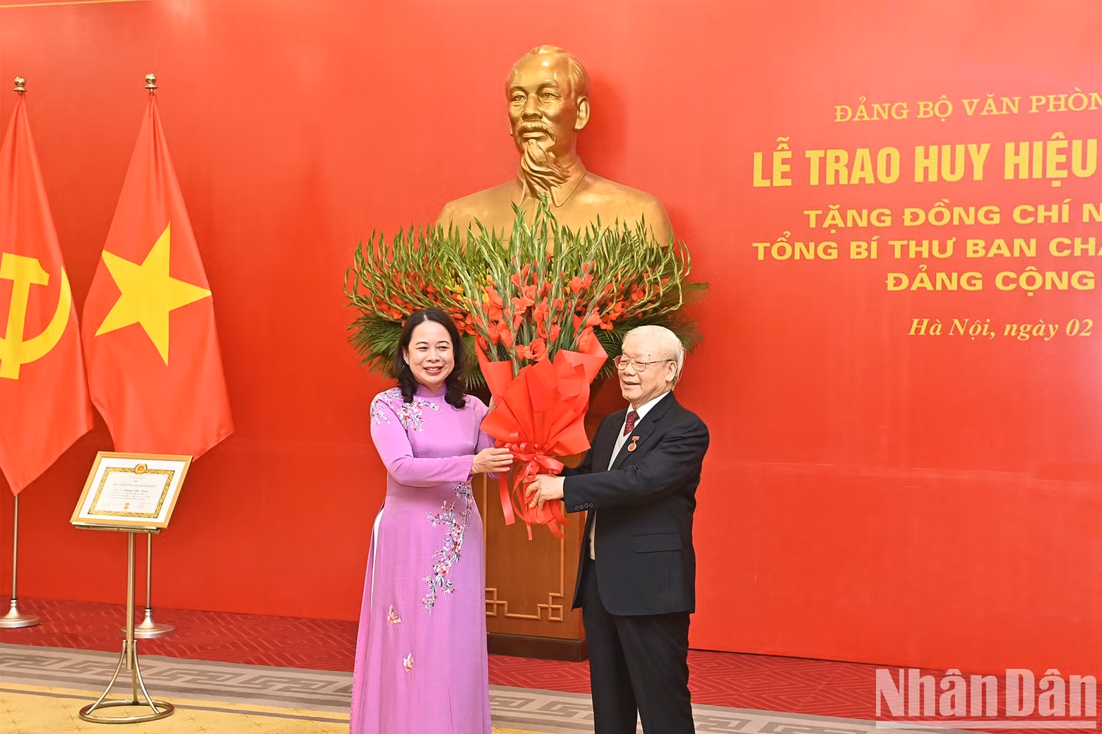 La presidente interina del país, Vo Thi Anh Xuan, felicita a Phu Trong.
