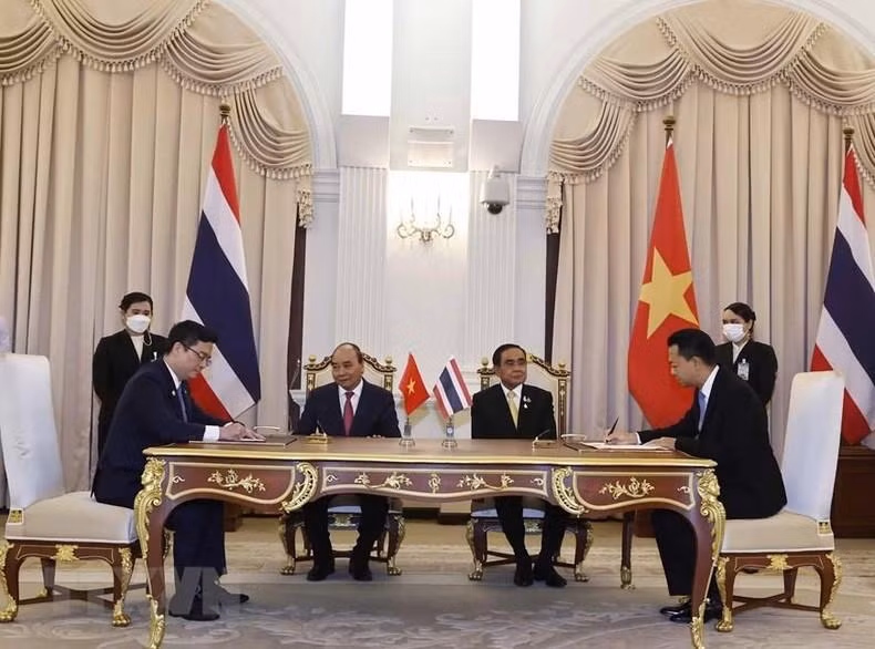 Xuan Phuc y Prayut Chan-o-cha en el acto de firma del Acuerdo entre el Banco de Comercio Exterior de Vietnam (Vietcombank) y el banco de importación y exportación de Tailandia (Eximbank). (Fotografía: VNA)