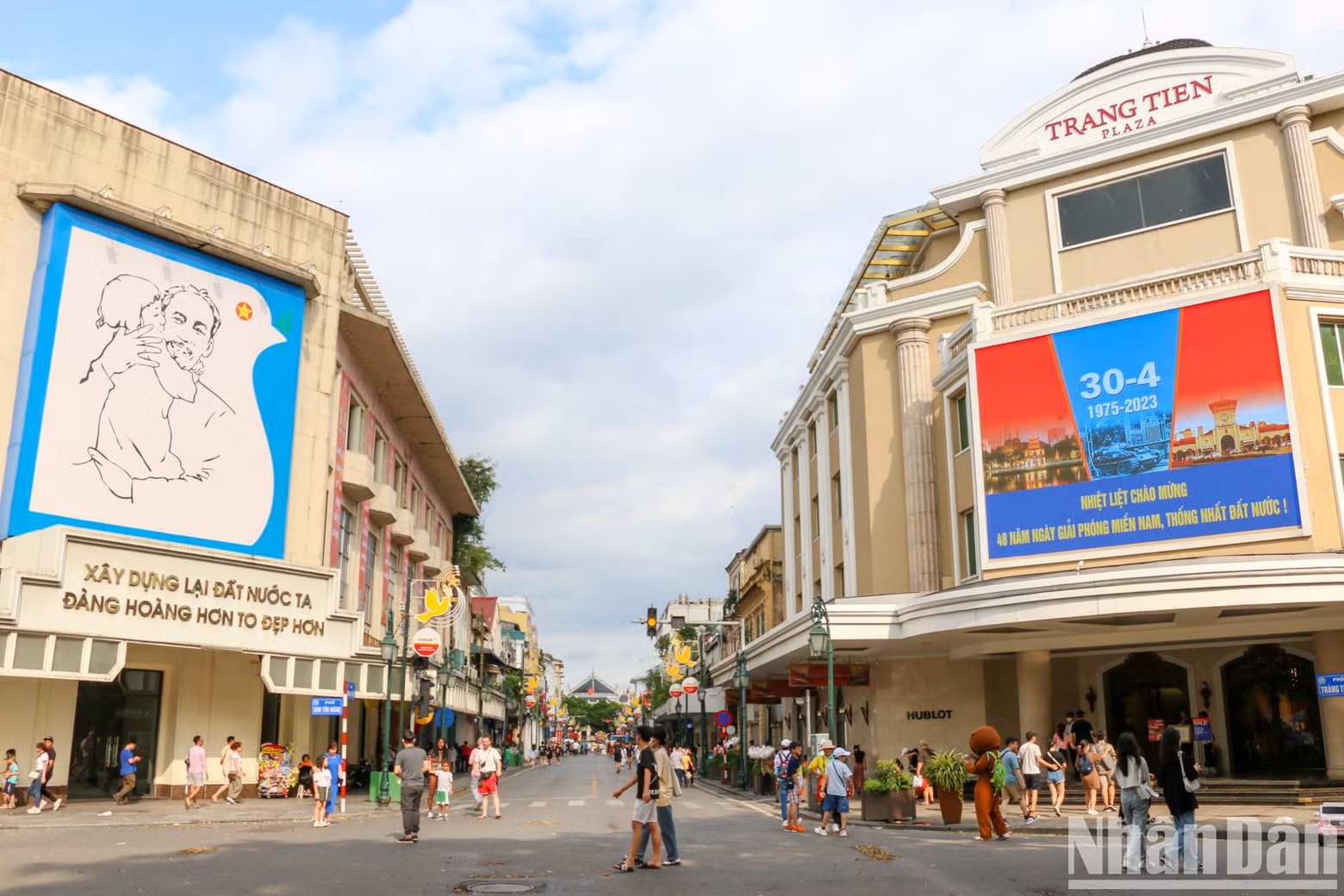 Un tablero electrónico de gran tamaño en la plaza de Trang Tien para celebrar los 48 aniversario de la Liberación del Sur y la Reunificación nacional