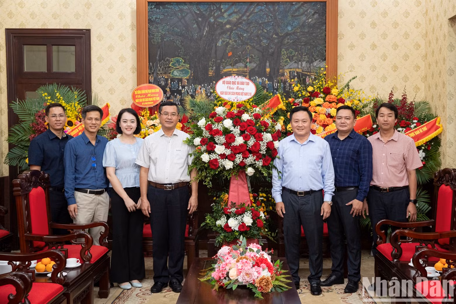El viceministro de Educación y Formación, Nguyen Van Phuc, y la delegación que le acompaña se toman fotos de recuerdo con representantes de Nhan Dan.