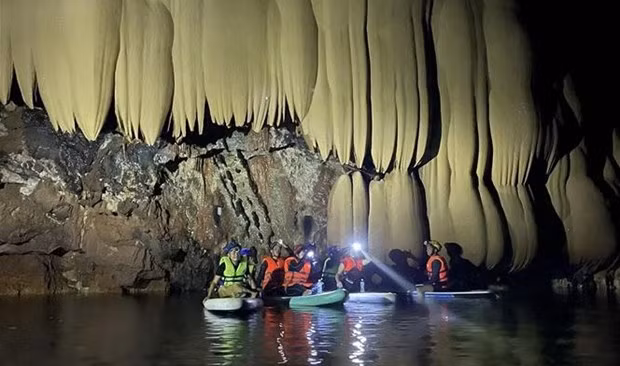 Dentro de la cueva Son Nu. (Foto: VNA) Dentro de la cueva Son Nu. (Foto: VNA)