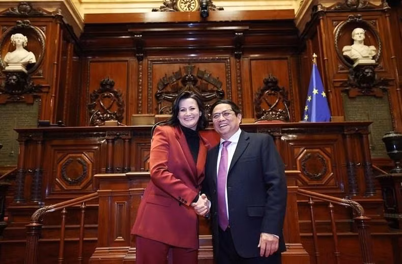 El premier vietnamita y la presidenta del Senado de Bélgica, Stephanie D'Hose. (Fotografía: VNA)