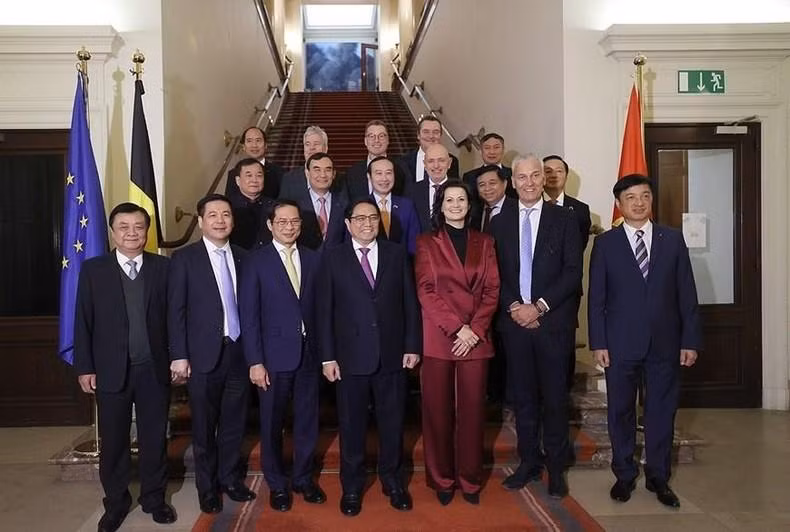 Minh Chinh y Stephanie D'Hose, junto con delegados de ambos países en el encuentro. (Fotografía: VNA)
