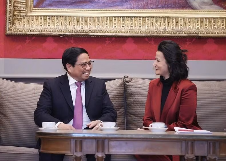 El premier vietnamita se entrevista con la presidenta del Senado de Bélgica, Stephanie D'Hose. (Fotografía: VNA)