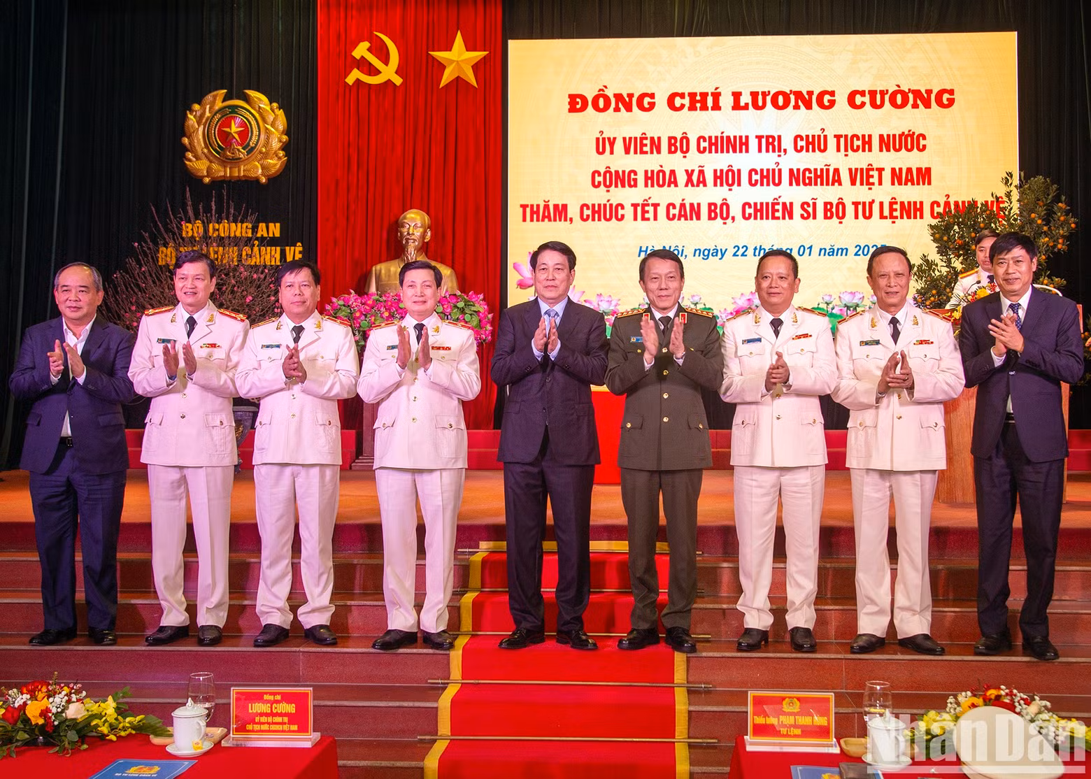 El presidente Luong Cuong y el ministro de Seguridad Pública, Luong Tam Quang, junto con los líderes del Alto Mando de Guardia y delegados en la ceremonia. El presidente Luong Cuong y el ministro de Seguridad Pública, Luong Tam Quang, junto con los líderes del Alto Mando de Guardia y delegados en la ceremonia.