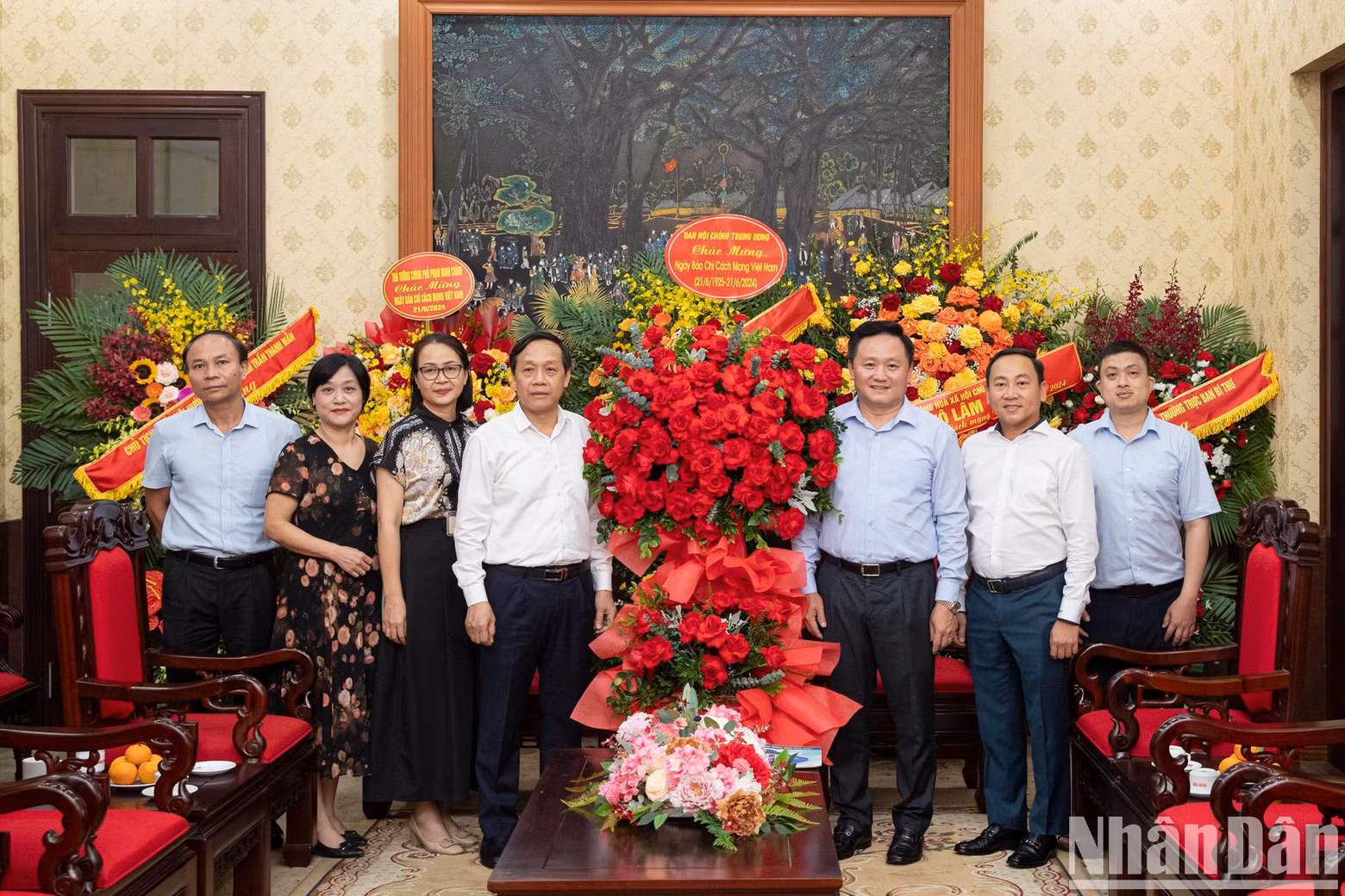 El redactor subjefe de Nhan Dan, Phan Van Hung, recibe a la delegación de la Comisión de Asuntos Internos del Comité Central del PCV, encabezada por su jefe adjunto, Nguyen Thanh Hai.