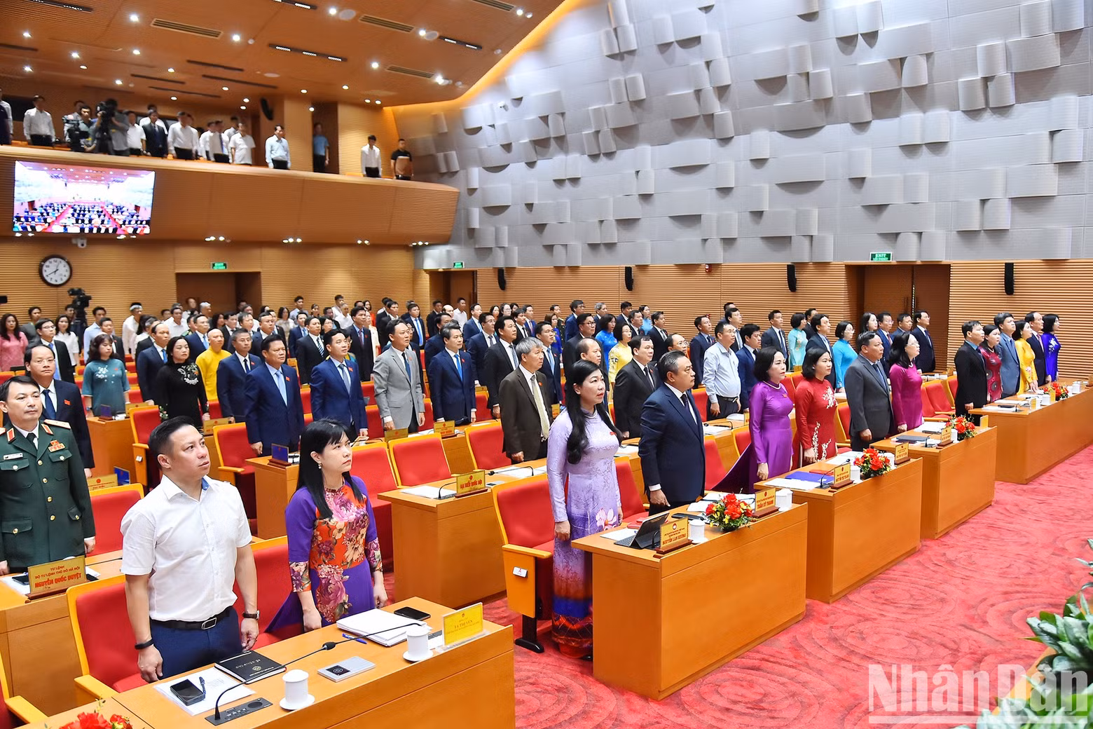 Los delegados realizan la ceremonia de izamiento de la bandera en la sesión inaugural.