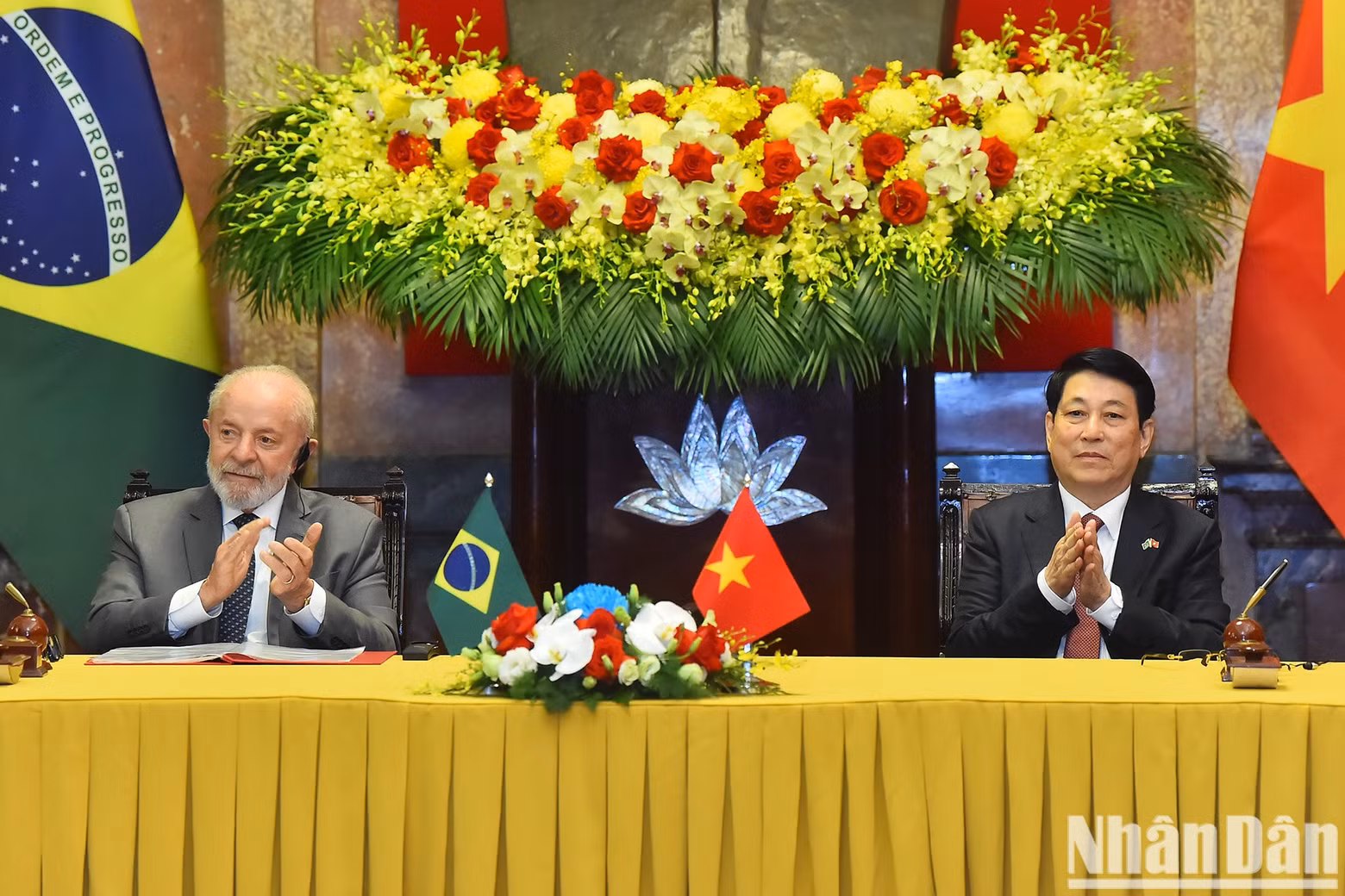 El presidente Luong Cuong y el presidente brasileño Luiz Inácio Lula da Silva en la ceremonia de firma de la acta de acuerdo entre los dos países.