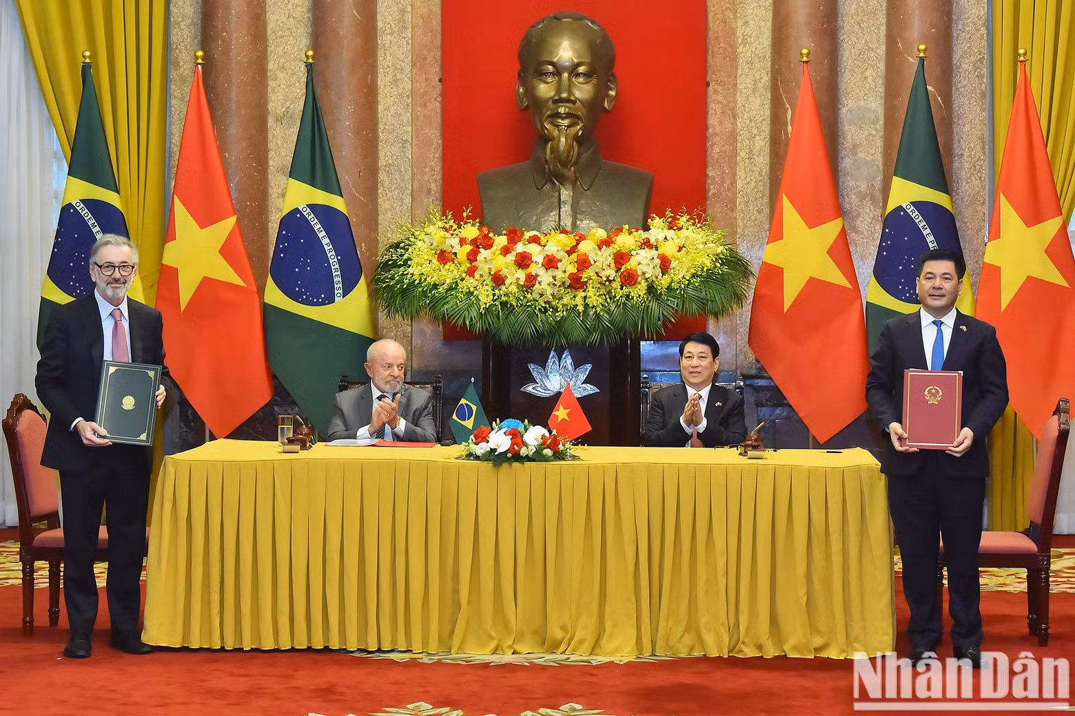 Los dos presidentes en la ceremonia de firma del memorando de entendimiento sobre el establecimiento de un Grupo de Trabajo para promover el comercio y la cooperación industrial entre el Ministerio de Industria y Comercio de Vietnam y el Ministerio de Desarrollo Industrial, Comercio y Servicios de Brasil.