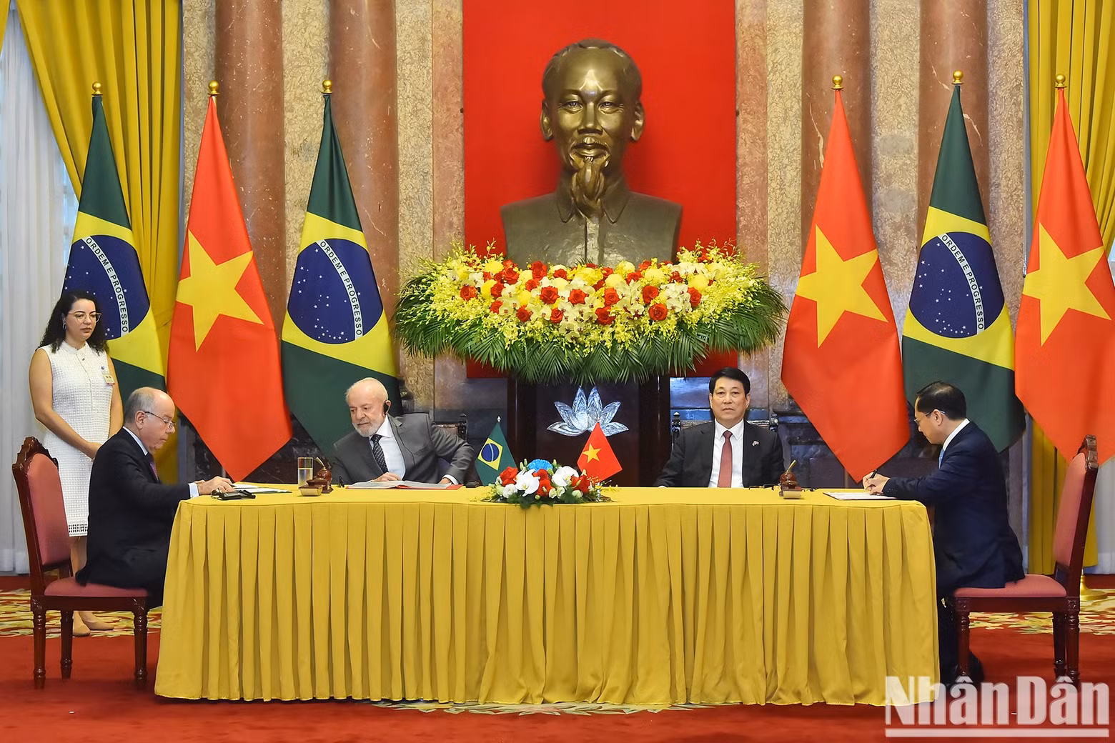 Luong Cuong y Luiz Inácio Lula da Silva presencian la firma del Acuerdo entre Vietnam y Brasil sobre empleo remunerado de familiares de miembros de misiones diplomáticas, oficinas consulares y delegaciones permanentes de los dos países ante organizaciones internacionales.