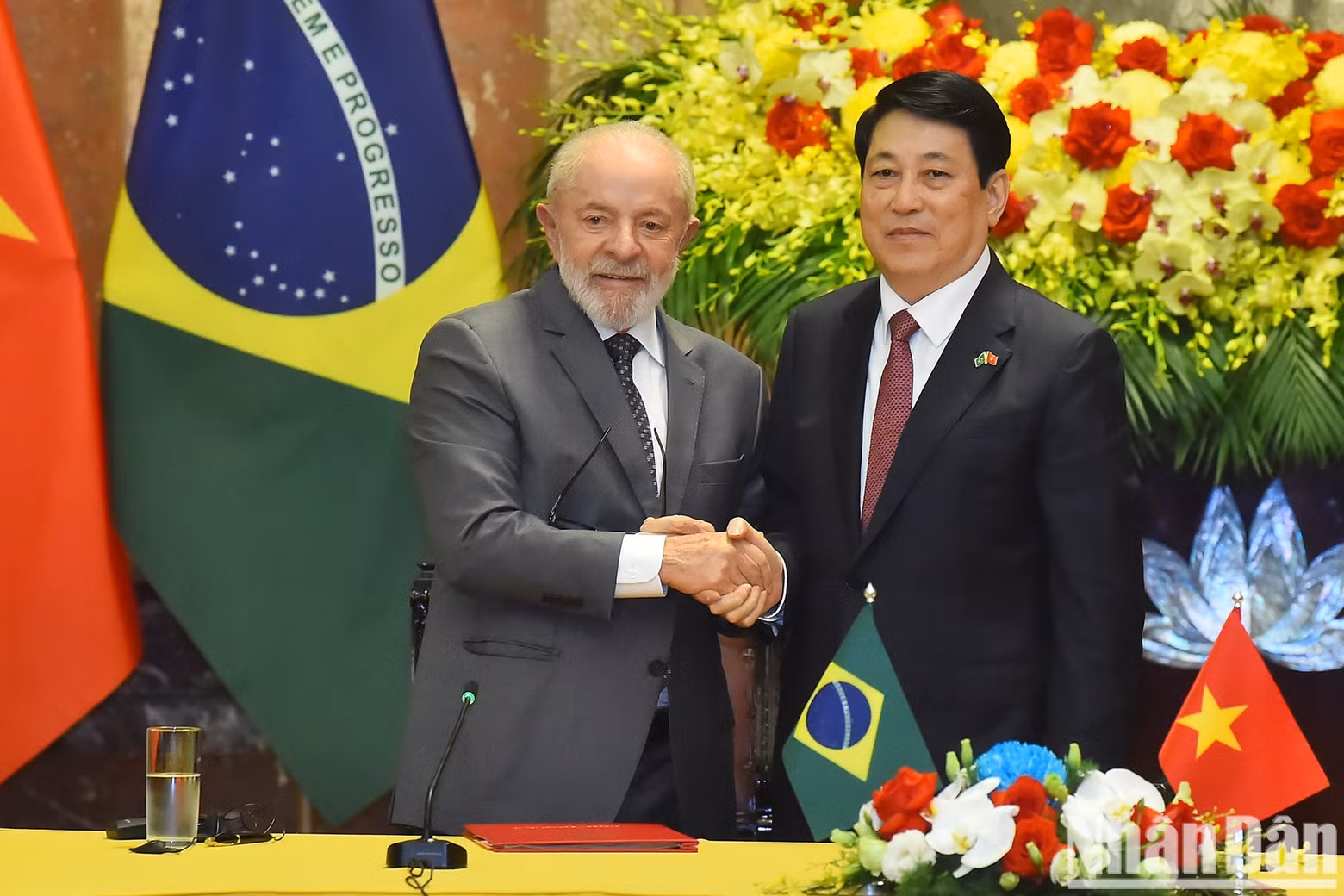 Luong Cuong y Luiz Inácio Lula da Silva copresiden la conferencia de prensa.