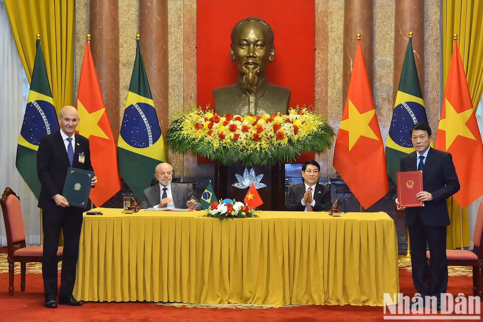 Los dos dirigentes presencian la ceremonia de firma del Acuerdo entre Vietnam y Brasil sobre el intercambio de información confidencial