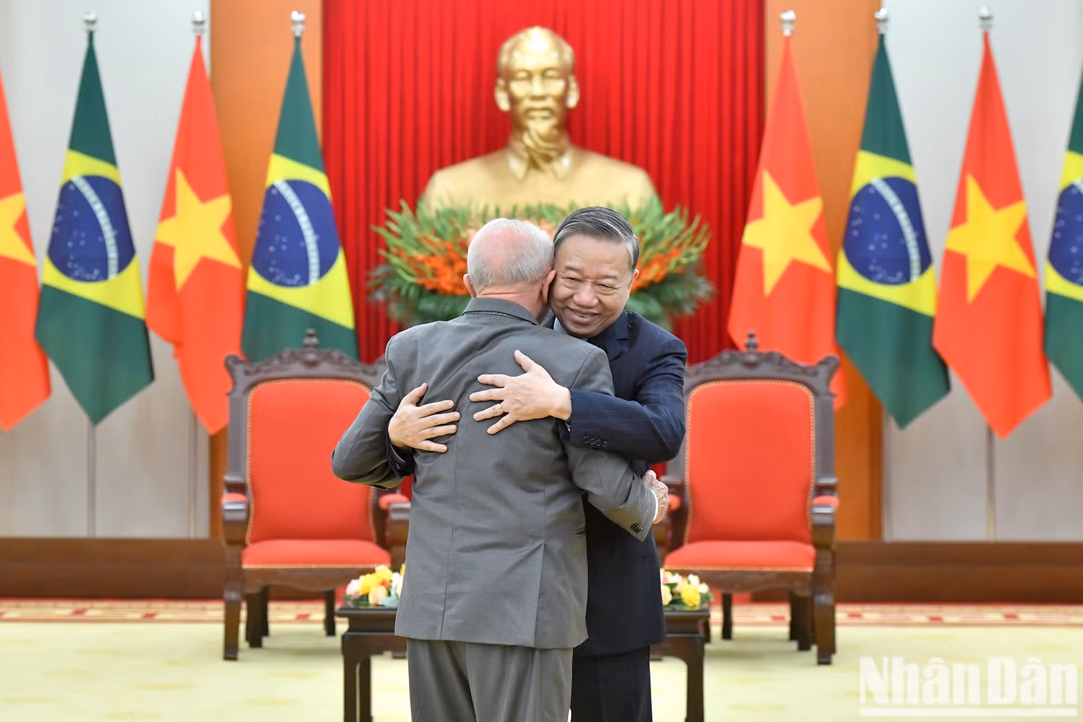 El secretario general del PCV, To Lam, y el presidente de Brasil, Luiz Inácio Lula da Silva.