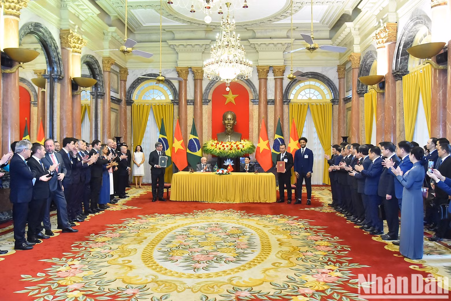 Los dos dirigentes presencian la ceremonia de firma del Memorando de Entendimiento entre la Federación de Fútbol de Vietnam y la Confederación Brasileña de Fútbol.