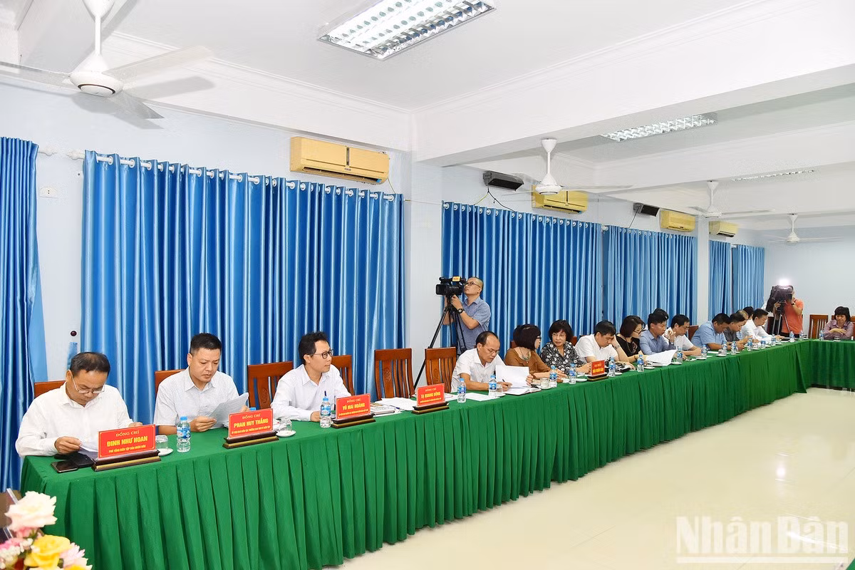 Dinh Nhu Hoan, redactor subjefe de Nhan Dan, junto con otros representantes del diario Nhan Dan en la ceremonia de firma. Dinh Nhu Hoan, redactor subjefe de Nhan Dan, junto con otros representantes del diario Nhan Dan en la ceremonia de firma.