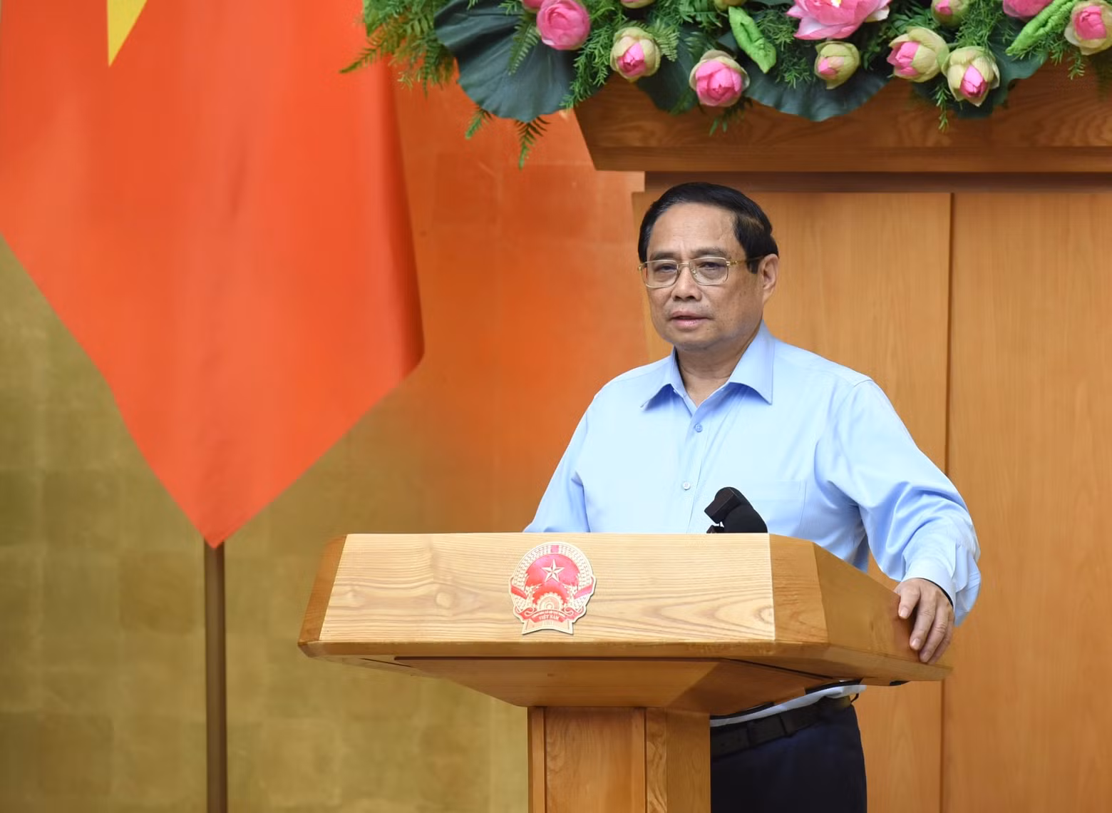 El primer ministro Pham Minh Chinh preside la reunión.