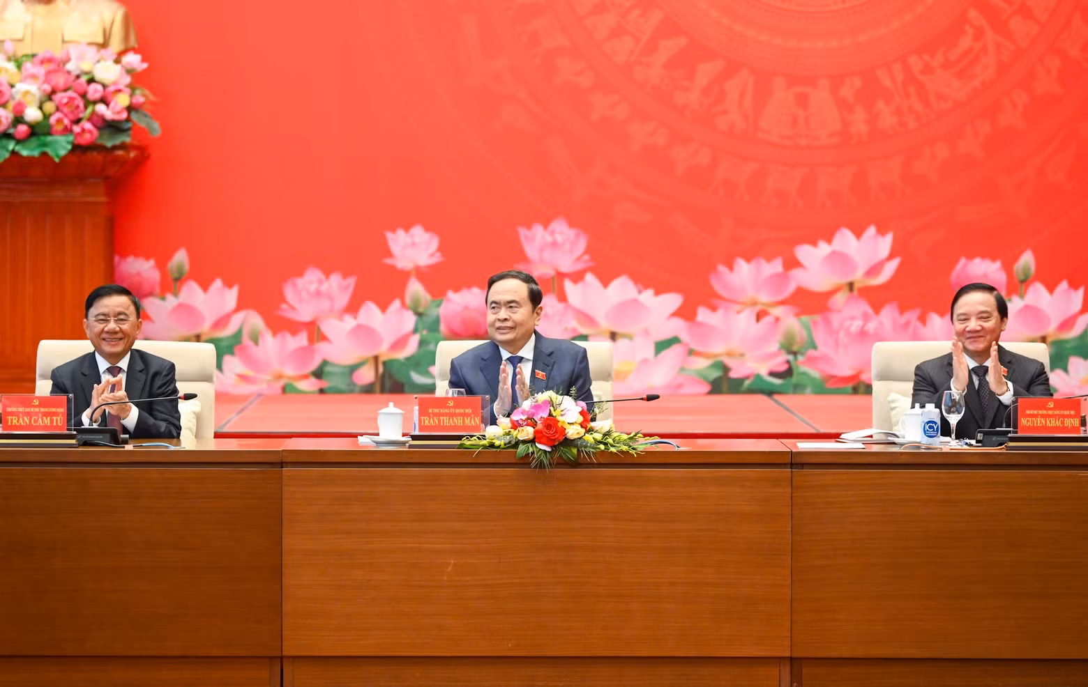 El secretario del Comité partidista de la ANV y presidente de este órgano, Tran Thanh Man, preside la reunión.