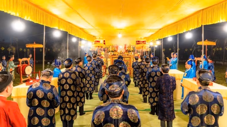 La orquesta ceremonial, que utiliza instrumentos típicos de la corte de Hue, le confiere solemnidad al evento.