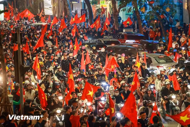 Miles de personas salieron a las calles en el centro de Hanói portando banderas para celebrar la victoria de la selección nacional de fútbol. (Foto: VNA)