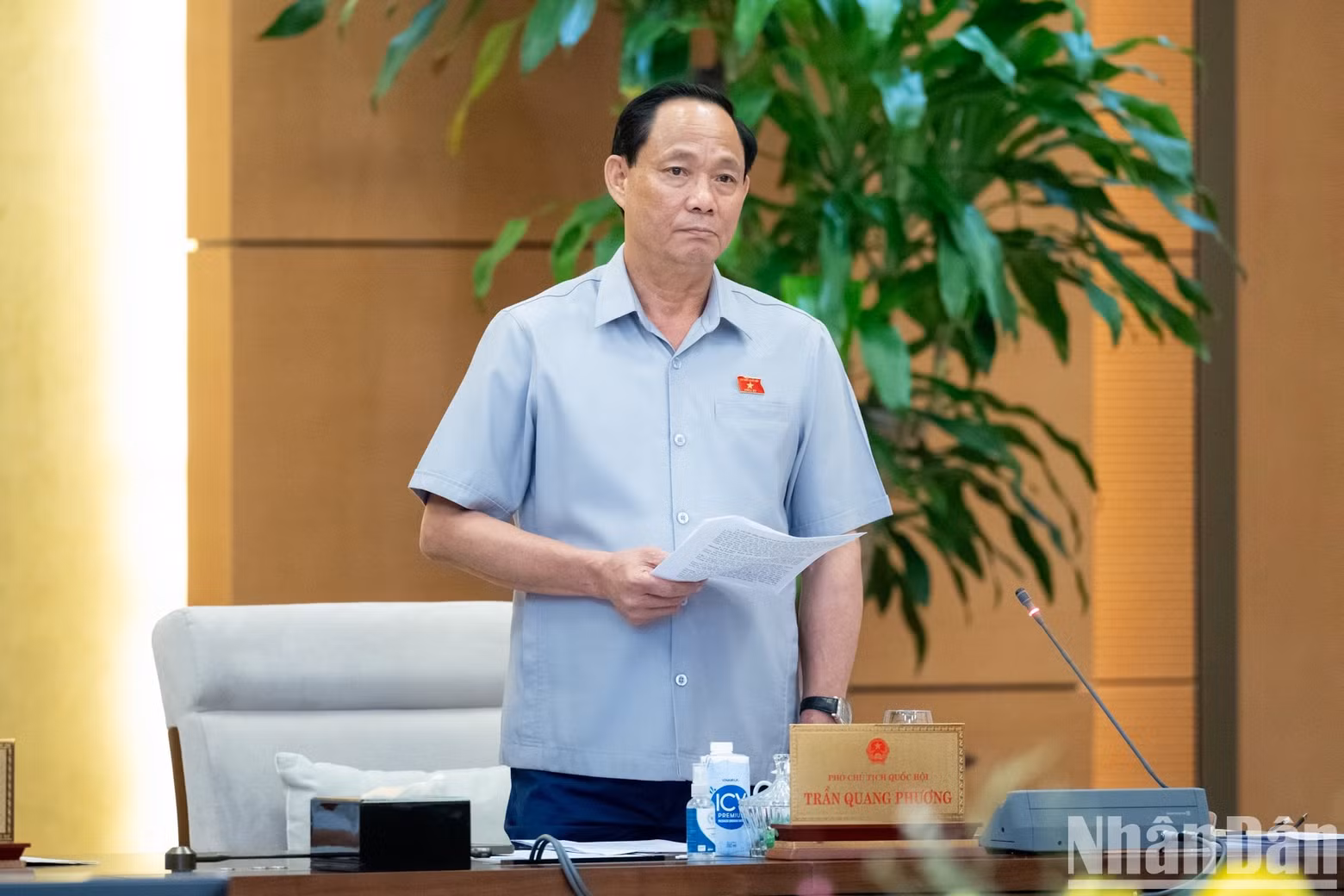 El vicepresidente de la AN Tran Quang Phuong, hace uso de la palabra en la cita.