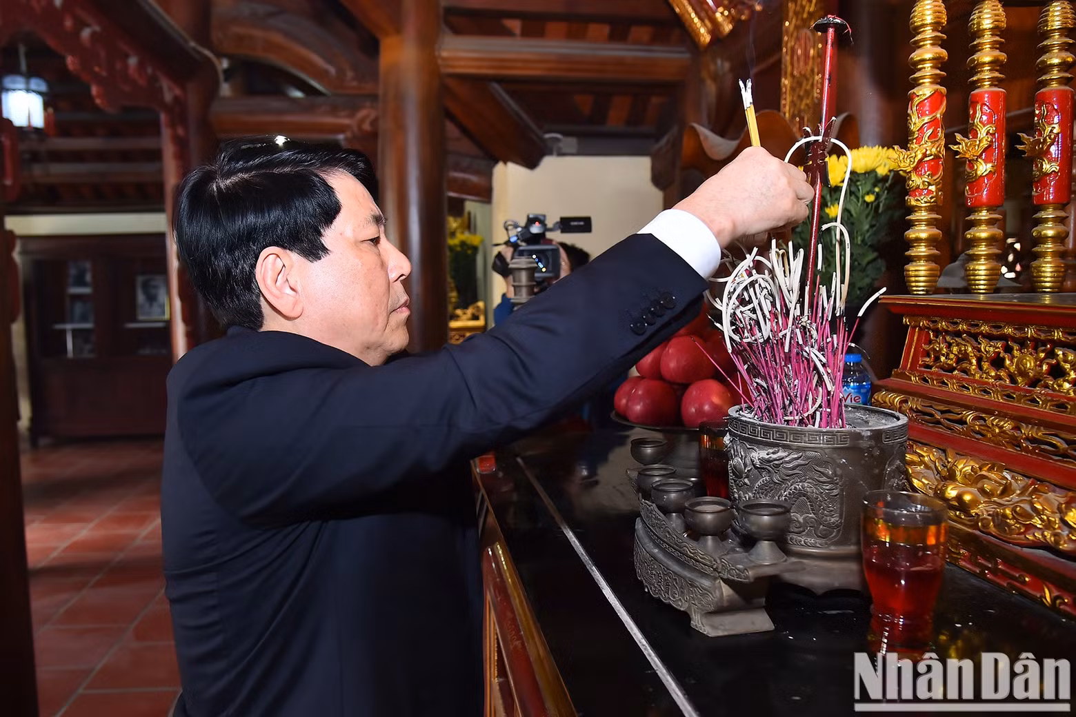 El presidente Luong Cuong ofrece incienso en memoria del teniente general Nguyen Binh.
