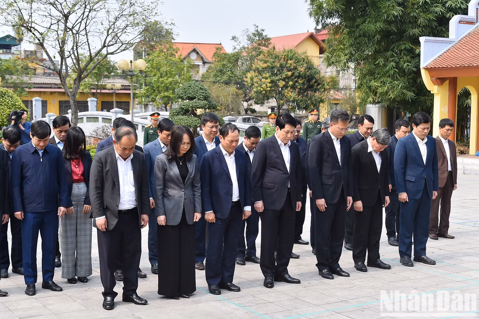 El presidente Luong Cuong y los delegados rinden tributo al extinto secretario general del PCV, Nguyen Van Linh.