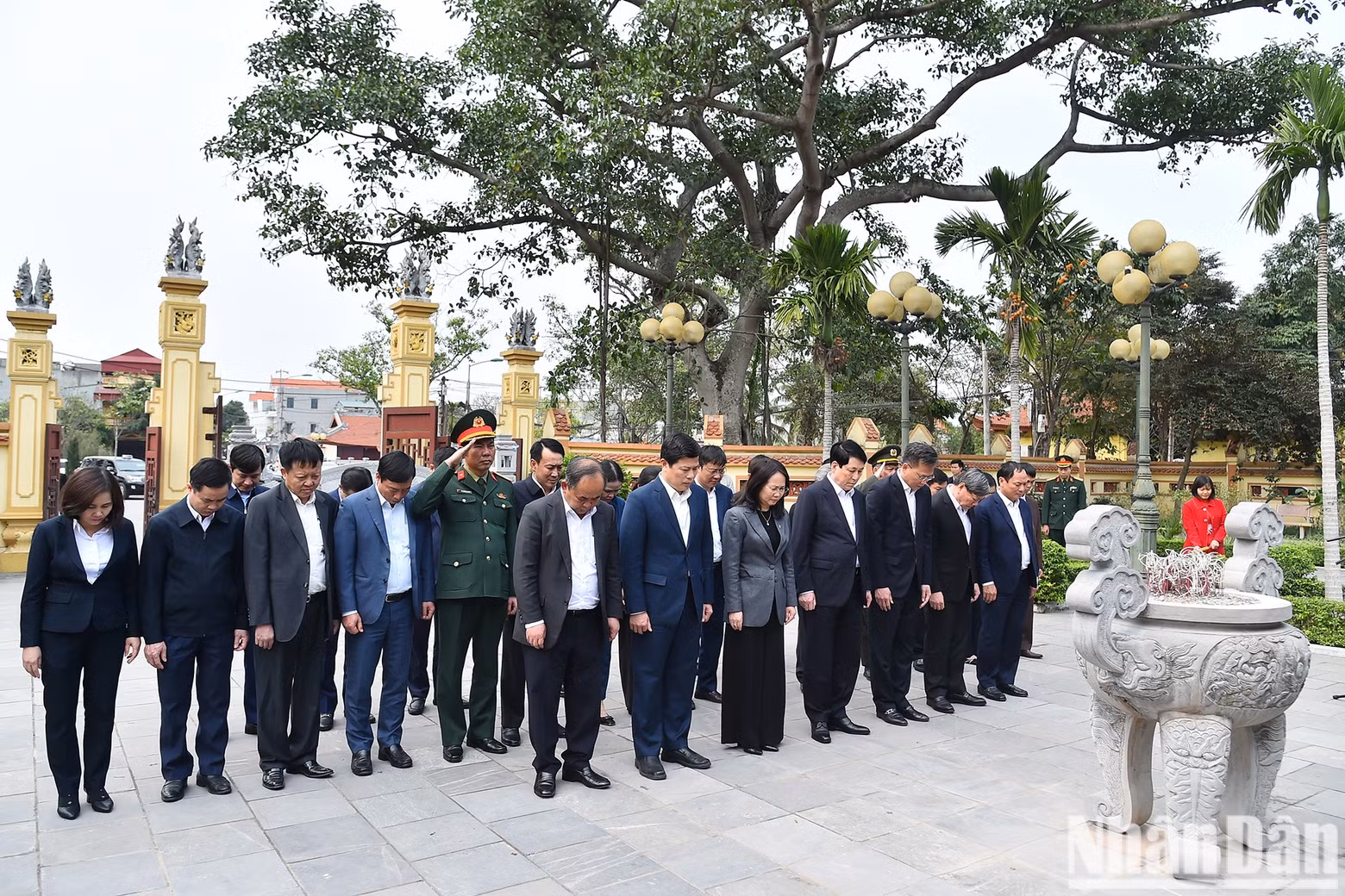 El presidente Luong Cuong y los delegados rinden homenaje al teniente general Nguyen Binh.