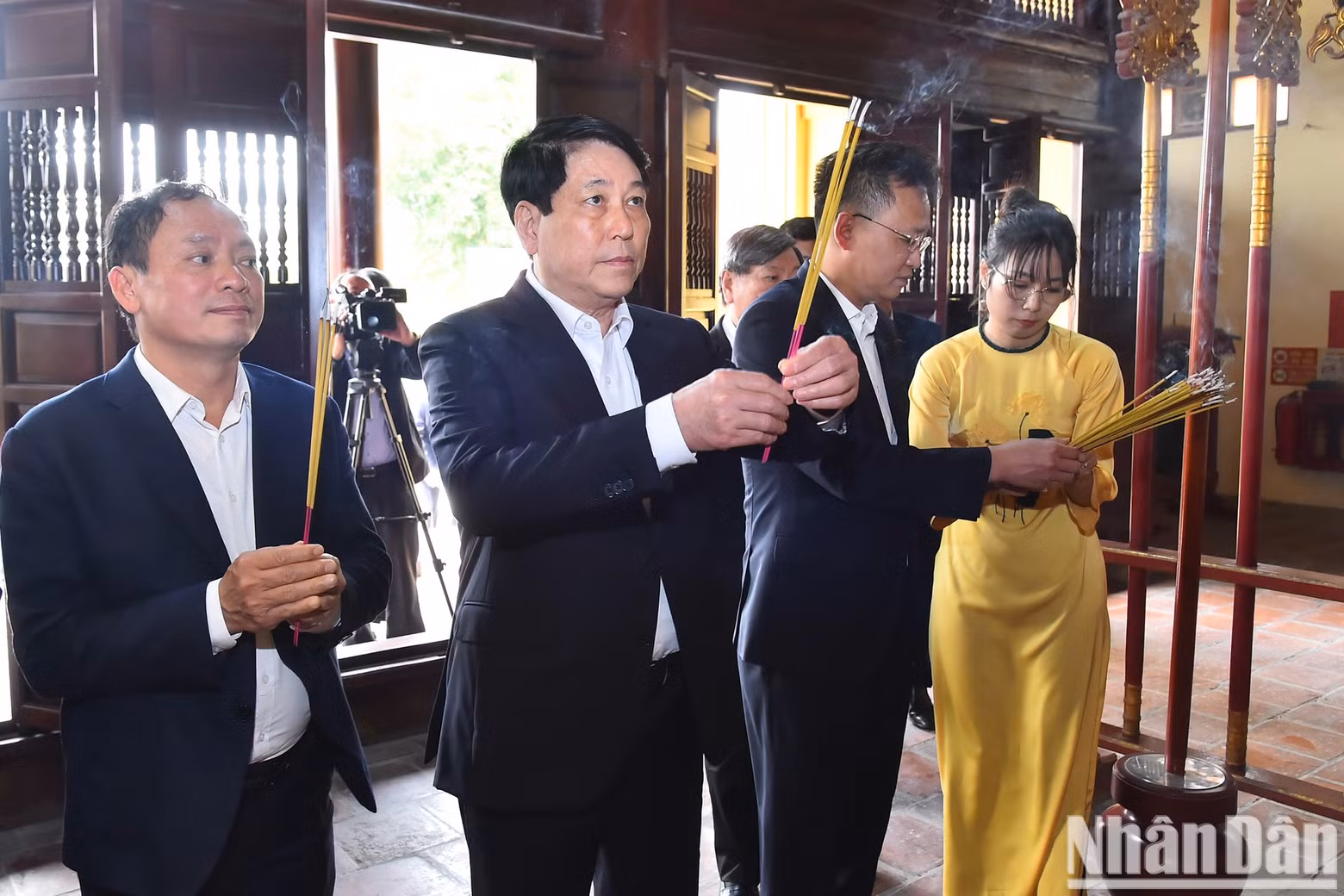 El presidente Luong Cuong ofrece incienso en memoria del extinto secretario general del PCV, Nguyen Van Linh.