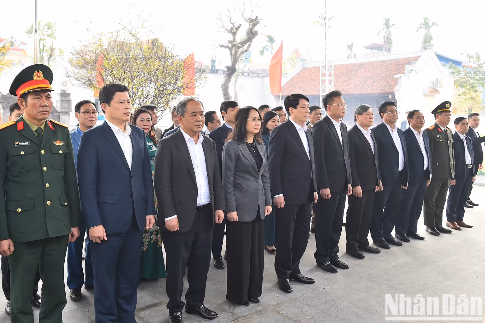 El presidente Luong Cuong y los delegados rinden homenaje a la madre del Presidente Ho Chi Minh, Hoang Thi Loan.