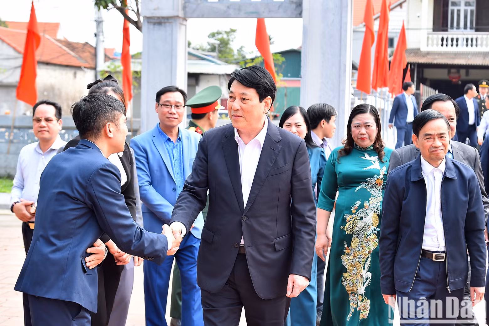 El presidente Luong Cuong y dirigentes locales en el Templo dedicado a la madre del Presidente Ho Chi Minh, Hoang Thi Loan.