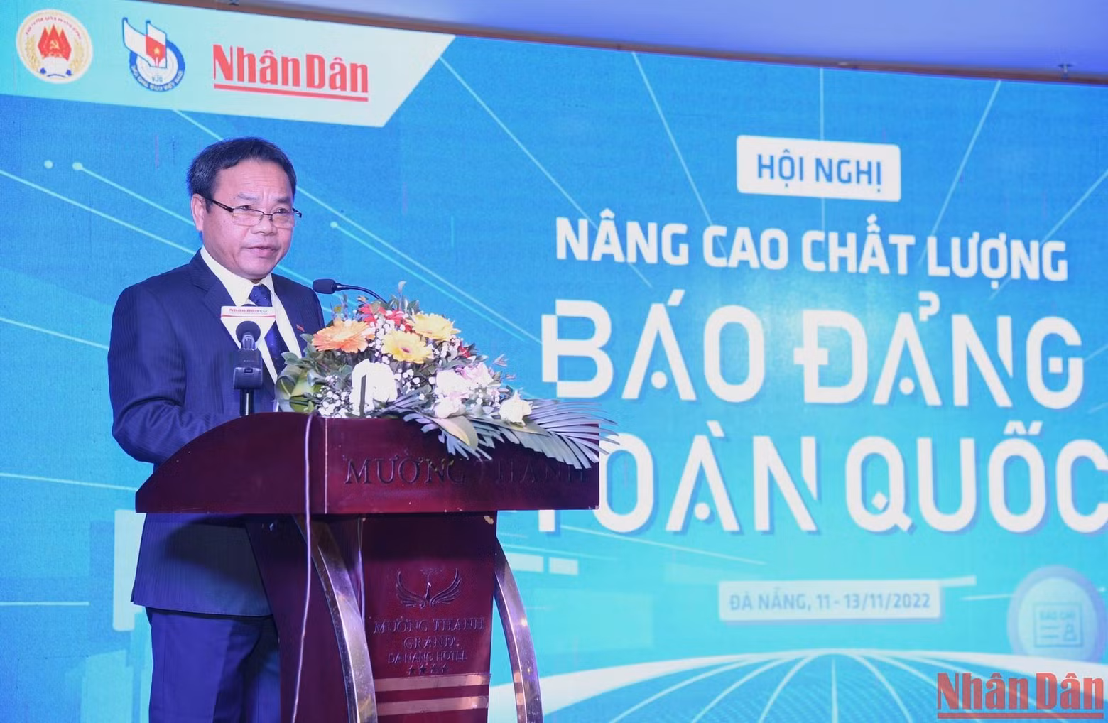 Dinh Nhu Hoan, redactor subjefe de periódico Nhan Dan (Puelo), declara el motivo para celebrar la conferencia y presenta a los delegados.
