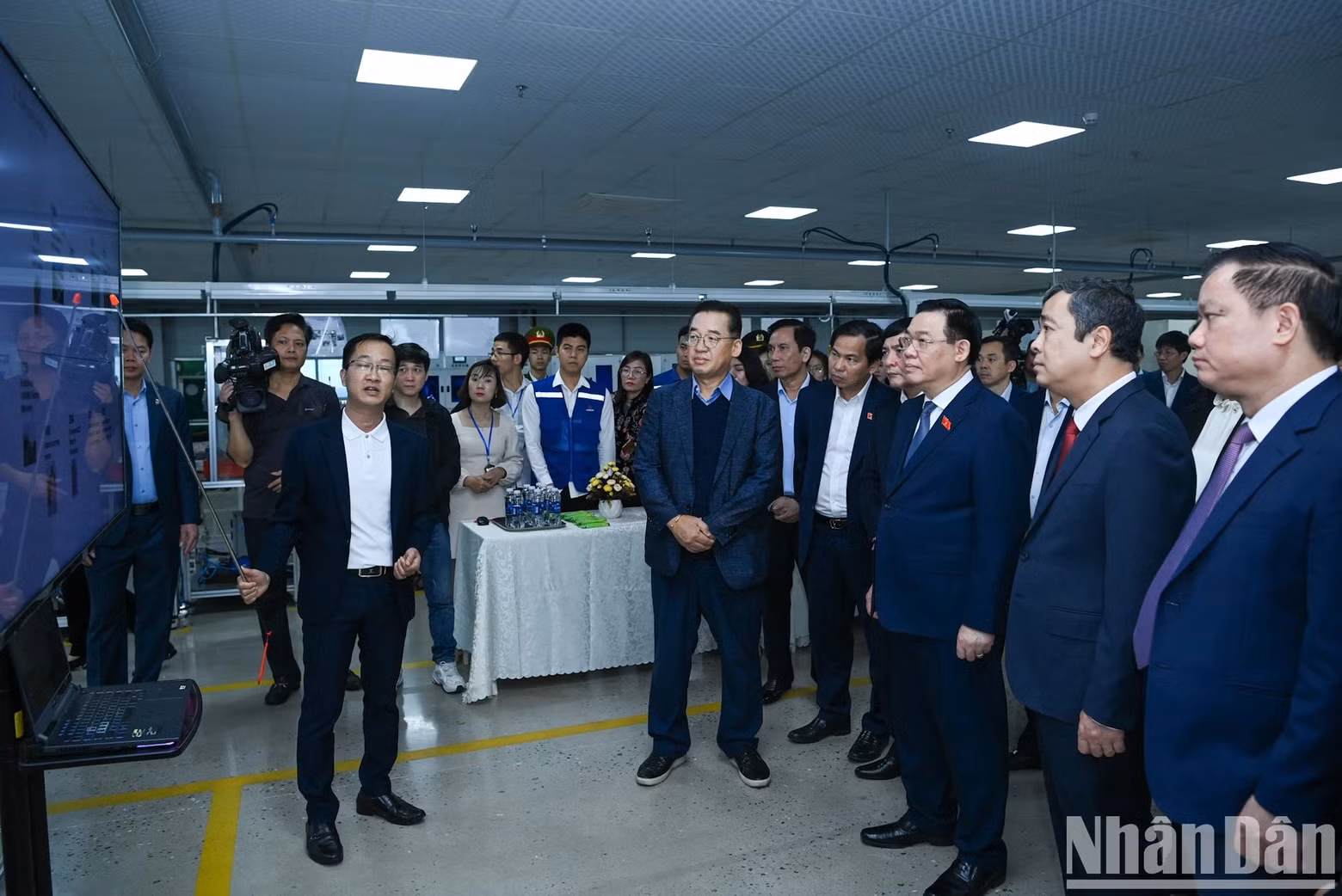 El representante de la empresa Ohsung Vina Thai Binh presenta las actividades de producción de su entidad.