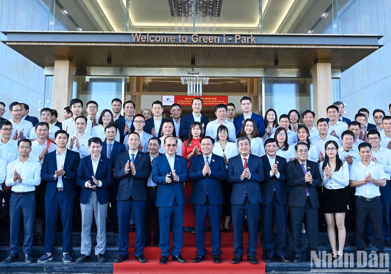 El líder parlamentario y los delegados, con los funcionarios, empleados y trabajadores del parque industrial Lien Ha Thai.