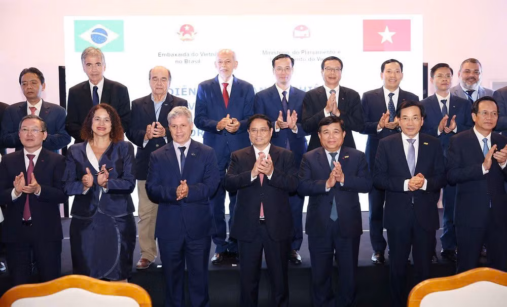El jefe del Gobierno vietnamita y delegados que asisten al Foro Empresarial Vietnam-Brasil. (Foto: VNA) El jefe del Gobierno vietnamita y delegados que asisten al Foro Empresarial Vietnam-Brasil. (Foto: VNA)