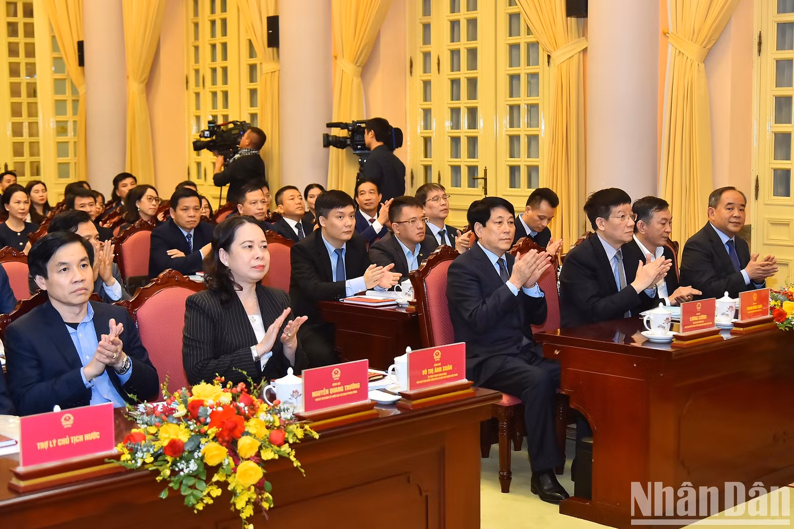 El presidente Luong Cuong, la vicepresidenta Vo Thi Anh Xuan y los delegados.