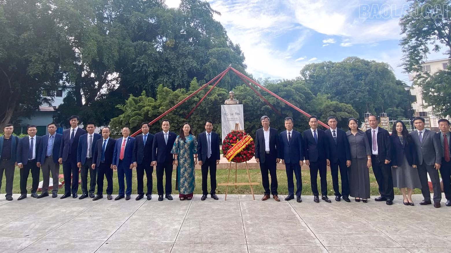 La delegación deposita flores en el monumento dedicado al presidente Ho Chi Minh en La Habana (Cuba). (Foto: baolaocai.vn).