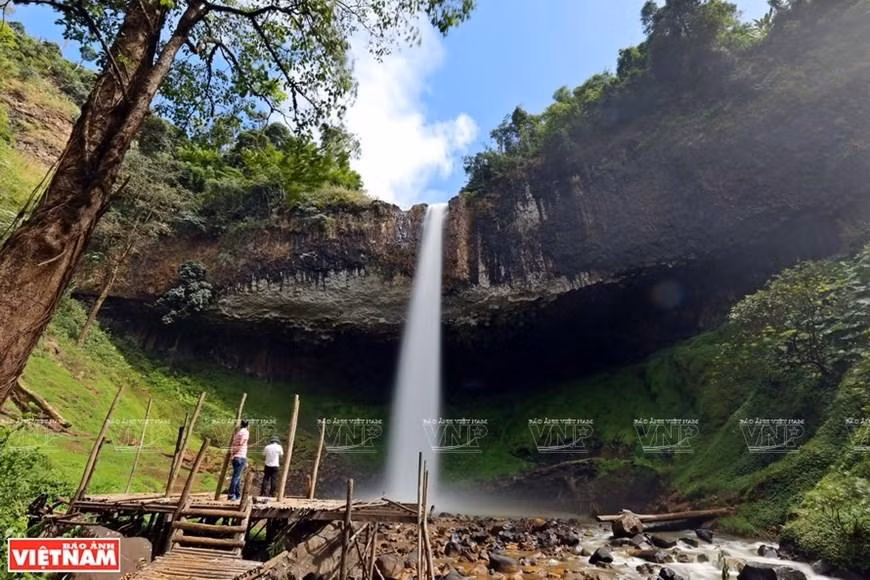 Desde lejos, la cascada se asemeja a la imagen de una cinta de seda blanca que se estira a lo largo de los escarpados acantilados. (Fotografía: VNA)