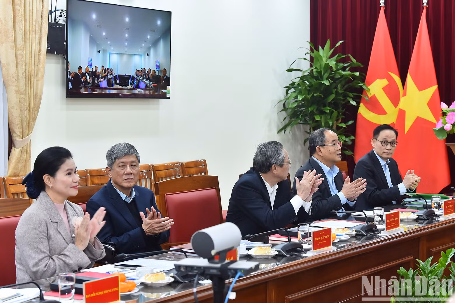 El jefe del Comisión de Asuntos Exteriores del Partido Comunista de Vietnam, Le Hoai Trung, y los delegados.