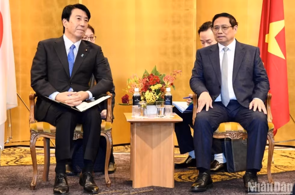 El primer ministro de Vietnam, Pham Minh Chinh, y el ministro de Economía, Comercio e Industria de Japón, Ken Saito.