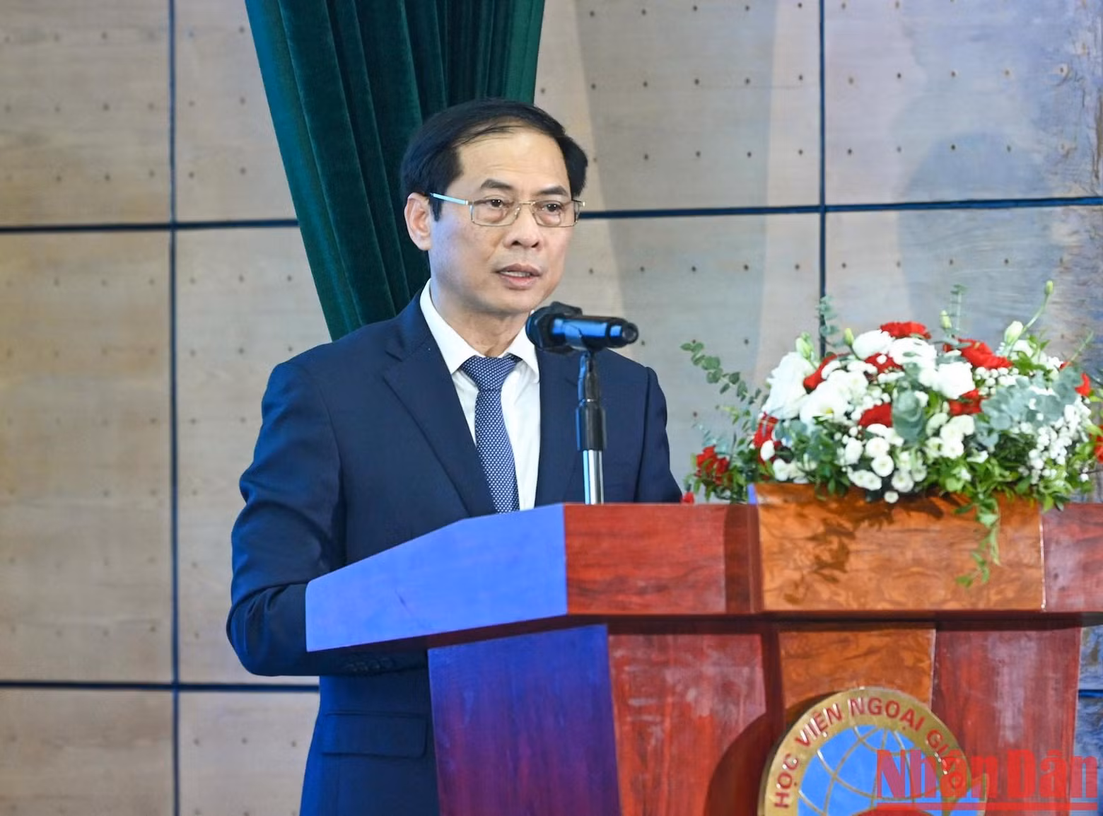 El canciller de Vietnam Bui Thanh Son habla en el evento.