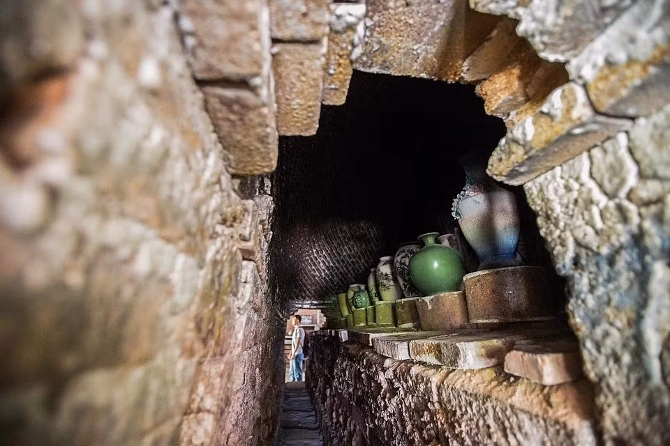 Recrear el proceso de cocción de la cerámica de Bat Trang ayuda a los turistas a comprender mejor cómo se fabricaba un producto cerámico en los hornos antiguos construidos a finales del siglo XIX.