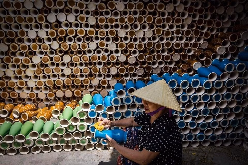 Los productos de cerámica de Bat Trang se están volviendo cada vez más diversos y variados. Además de los artículos tradicionales, muchos productos nuevos han sido creados para satisfacer las demandas del mercado nacional y las exportaciones.